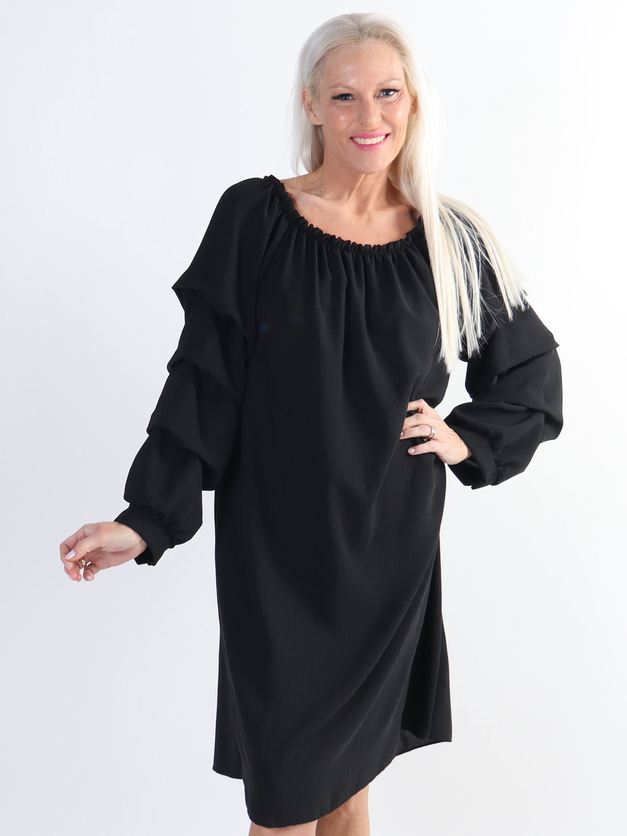 Joanna - Plus size kjole i viskose med rynk på ærmerne